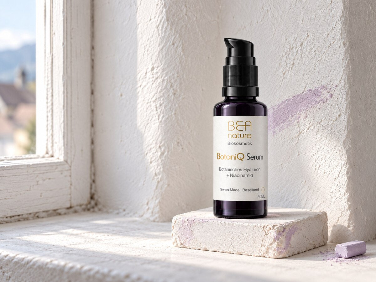 Botaniq Serum auf einem lilafarbenen Kreidepodest am Fenster