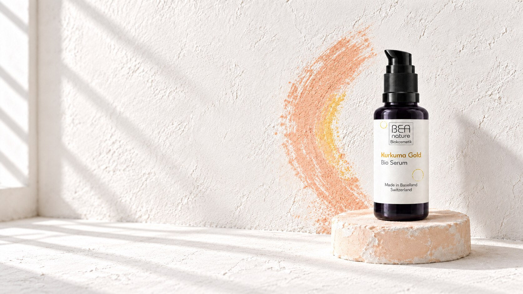 Kurkuma Gold Bio Serum auf einem Kreidepodest vor einer weissen Wand mit Apricot-Kreideschwung