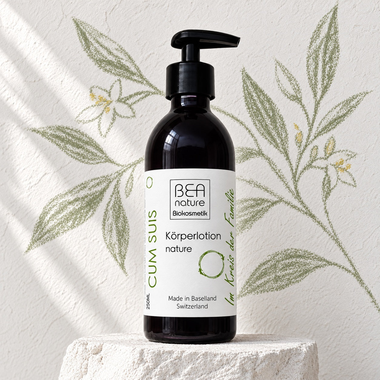 Cum Suis Körperlotion in der 250-ml-Mironglasflasche vor einem Pflanzenzweig in grüner Kreide