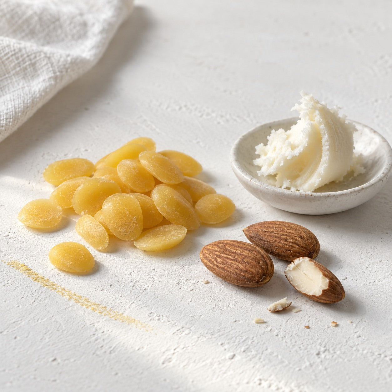 Nature morte avec cire d’abeille jaune, amandes et beurre de karité